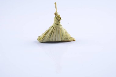 Ketupat (pirinç hamur tatlısı) beyaz arka plan üzerinde. Genç Hindistan cevizi yapılan bir doğal pirinç kaplama pirinç eid Mubarak sırasında yemek pişirmek için yaprakları Ketupat olduğunu