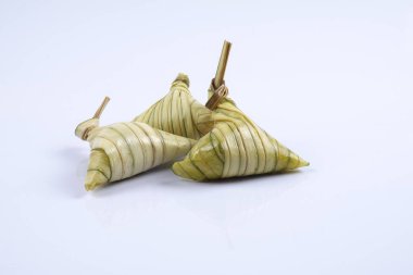 Ketupat (pirinç hamur tatlısı) beyaz arka plan üzerinde. Genç Hindistan cevizi yapılan bir doğal pirinç kaplama pirinç eid Mubarak sırasında yemek pişirmek için yaprakları Ketupat olduğunu