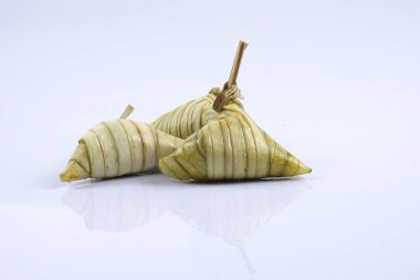 Ketupat (pirinç hamur tatlısı) beyaz arka plan üzerinde. Genç Hindistan cevizi yapılan bir doğal pirinç kaplama pirinç eid Mubarak sırasında yemek pişirmek için yaprakları Ketupat olduğunu