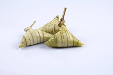 Ketupat (pirinç hamur tatlısı) beyaz arka plan üzerinde. Genç Hindistan cevizi yapılan bir doğal pirinç kaplama pirinç eid Mubarak sırasında yemek pişirmek için yaprakları Ketupat olduğunu