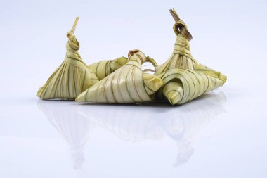 Ketupat (pirinç hamur tatlısı) beyaz arka plan üzerinde. Genç Hindistan cevizi yapılan bir doğal pirinç kaplama pirinç eid Mubarak sırasında yemek pişirmek için yaprakları Ketupat olduğunu