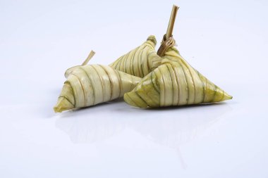 Ketupat (pirinç hamur tatlısı) beyaz arka plan üzerinde. Genç Hindistan cevizi yapılan bir doğal pirinç kaplama pirinç eid Mubarak sırasında yemek pişirmek için yaprakları Ketupat olduğunu