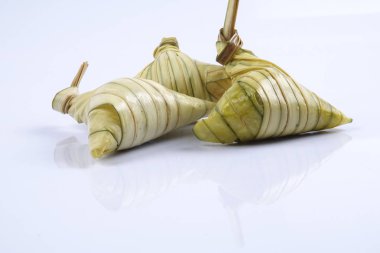 Ketupat (pirinç hamur tatlısı) beyaz arka plan üzerinde. Genç Hindistan cevizi yapılan bir doğal pirinç kaplama pirinç eid Mubarak sırasında yemek pişirmek için yaprakları Ketupat olduğunu