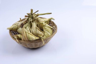 Ketupat (pirinç hamur tatlısı) beyaz arka plan üzerinde. Genç Hindistan cevizi yapılan bir doğal pirinç kaplama pirinç eid Mubarak sırasında yemek pişirmek için yaprakları Ketupat olduğunu