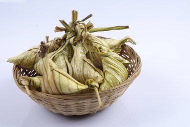 Ketupat (pirinç hamur tatlısı) beyaz arka plan üzerinde. Genç Hindistan cevizi yapılan bir doğal pirinç kaplama pirinç eid Mubarak sırasında yemek pişirmek için yaprakları Ketupat olduğunu