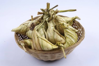 Ketupat (pirinç hamur tatlısı) beyaz arka plan üzerinde. Genç Hindistan cevizi yapılan bir doğal pirinç kaplama pirinç eid Mubarak sırasında yemek pişirmek için yaprakları Ketupat olduğunu