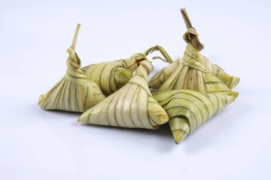 Ketupat (pirinç hamur tatlısı) beyaz arka plan üzerinde. Genç Hindistan cevizi yapılan bir doğal pirinç kaplama pirinç eid Mubarak sırasında yemek pişirmek için yaprakları Ketupat olduğunu