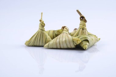 Ketupat (pirinç hamur tatlısı) beyaz arka plan üzerinde. Genç Hindistan cevizi yapılan bir doğal pirinç kaplama pirinç eid Mubarak sırasında yemek pişirmek için yaprakları Ketupat olduğunu