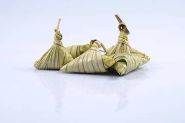 Ketupat (pirinç hamur tatlısı) beyaz arka plan üzerinde. Genç Hindistan cevizi yapılan bir doğal pirinç kaplama pirinç eid Mubarak sırasında yemek pişirmek için yaprakları Ketupat olduğunu