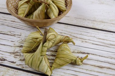 Ketupat (pirinç hamur tatlısı) ahşap arka plan üzerinde. Genç Hindistan cevizi yapılan bir doğal pirinç kaplama pirinç eid Mubarak sırasında yemek pişirmek için yaprakları Ketupat olduğunu