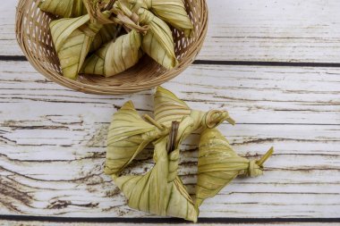 Ketupat (pirinç hamur tatlısı) ahşap arka plan üzerinde. Genç Hindistan cevizi yapılan bir doğal pirinç kaplama pirinç eid Mubarak sırasında yemek pişirmek için yaprakları Ketupat olduğunu