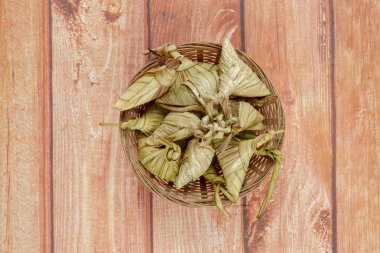 Ketupat (pirinç hamur tatlısı) ahşap arka plan üzerinde. Genç Hindistan cevizi yapılan bir doğal pirinç kaplama pirinç eid Mubarak sırasında yemek pişirmek için yaprakları Ketupat olduğunu