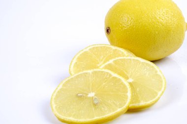 Olgun taze limon. Beyaz arka plan üzerinde izole. Üstten Görünüm