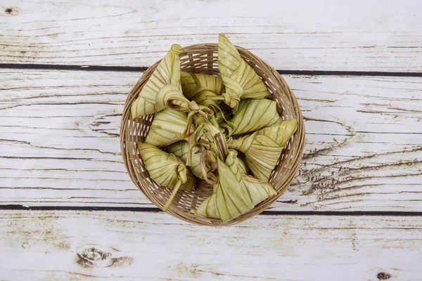 Ketupat Reisknödel Auf Holzboden Ketupat Ist Ein Natürlicher Reismantel Aus — Stockfoto
