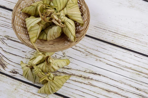 Ketupat Dumpling Arroz Sobre Fondo Madera Ketupat Una Tripa Arroz — Foto de Stock