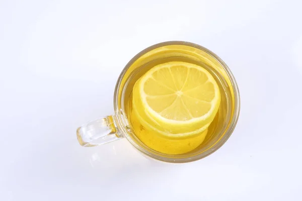 白色背景玻璃上的热柠檬茶 — 图库照片