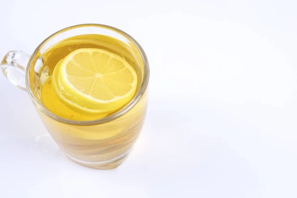 白色背景玻璃上的热柠檬茶 — 图库照片