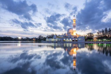 Tengku Tengah Zaharah Camii (yüzen cami), Kuala Ibai Terengganu, Malezya