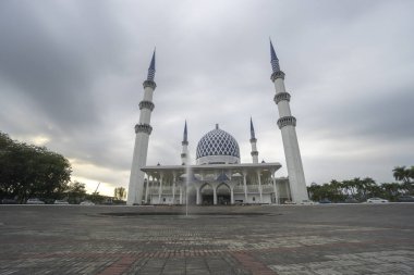 Sultan Salahuddin Abdul Aziz Shah cami günbatımı, Malezya sırasında. Bir resim bulunan tahıl ya da bulanık veya gürültü ve yumuşak odak ne zaman tam çözünürlükte görüntüleyin. (Sığ Dof, hafif hareket bulanıklığı)