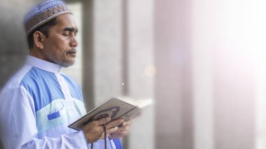 Camii iç arka plan ile dua Müslümanlar. Mercek parlaması eklendi.