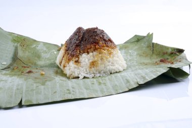 Muz Yaprak Beyaz arka plan ile geleneksel taze Malezya nasi lemak Paketli