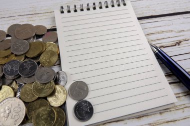 Kalem, defter, sikke ve kahve. İş genel kavram. Kopya alanı