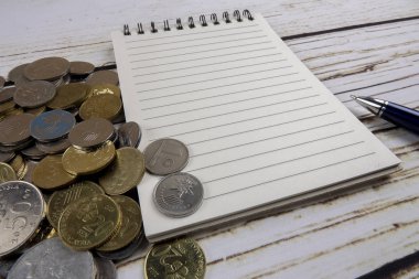 Kalem, defter, sikke ve kahve. İş genel kavram. Kopya alanı