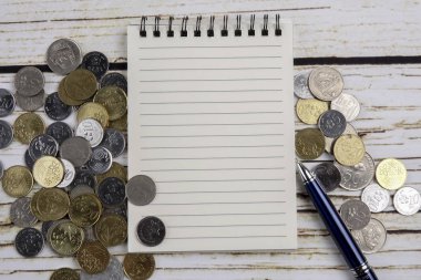 Kalem, defter, sikke ve kahve. İş genel kavram. Kopya alanı