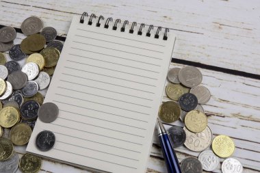 Kalem, defter, sikke ve kahve. İş genel kavram. Kopya alanı