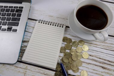 Kalem, defter, sikke ve kahve. İş genel kavram. Kopya alanı