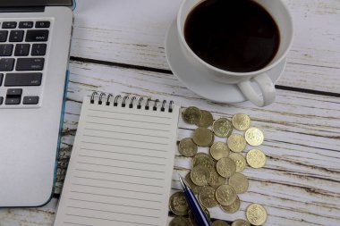 Kalem, defter, sikke ve kahve. İş genel kavram. Kopya alanı
