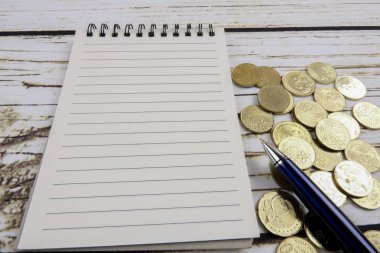 Kalem, defter, sikke ve kahve. İş genel kavram. Kopya alanı