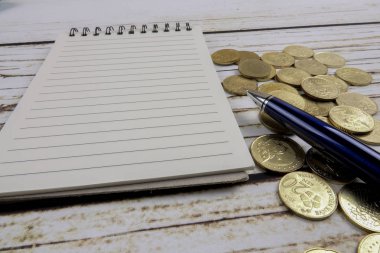 Kalem, defter, sikke ve kahve. İş genel kavram. Kopya alanı