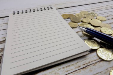 Kalem, defter, sikke ve kahve. İş genel kavram. Kopya alanı