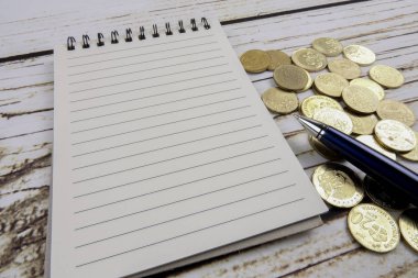 Kalem, defter, sikke ve kahve. İş genel kavram. Kopya alanı