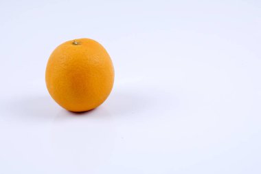 taze turuncu beyaz arkaplanda izole