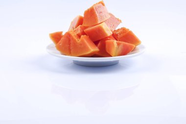 Dilimlenmiş olgun papaya yakın çekim.