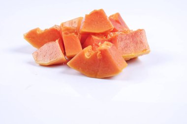 Dilimlenmiş olgun papaya yakın çekim.