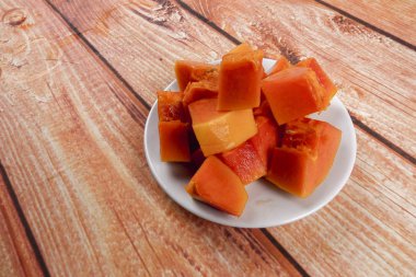 Dilimlenmiş olgun papaya yakın çekim.