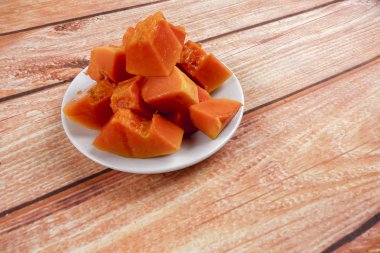 Dilimlenmiş olgun papaya yakın çekim.