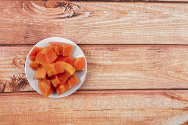 Dilimlenmiş olgun papaya yakın çekim.