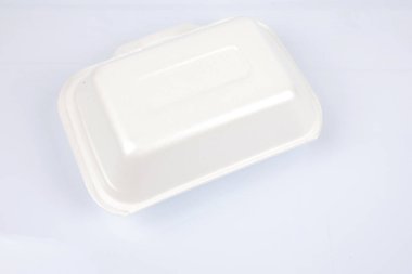Beyaz arka plan üzerinde izole take away yemek ile sağlıksız polistren yemek kutuları.