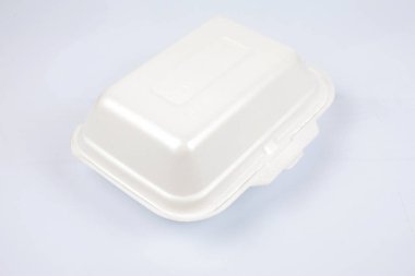Beyaz arka plan üzerinde izole take away yemek ile sağlıksız polistren yemek kutuları.