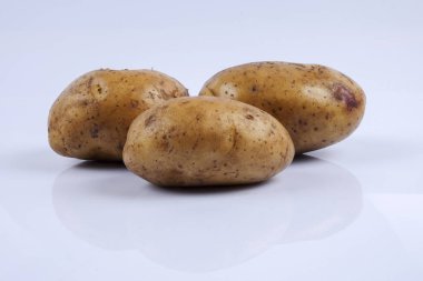 Beyaz arka planda taze çiğ patates.