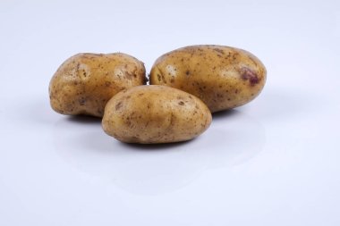 Beyaz arka planda taze çiğ patates.