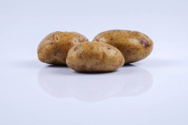 Beyaz arka planda taze çiğ patates.