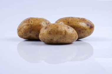 Beyaz arka planda taze çiğ patates.