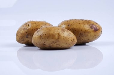 Beyaz arka planda taze çiğ patates.