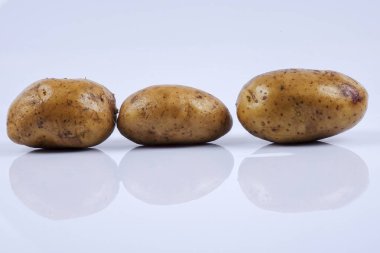 Beyaz arka planda taze çiğ patates.