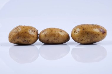 Beyaz arka planda taze çiğ patates.